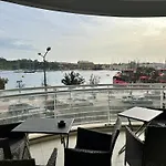 Seafront Harbour Haven - Steps To Ferry, Shops And Beaches 아파트