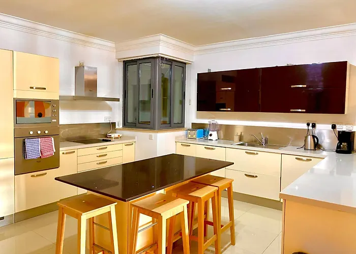 Seafront Harbour Haven - Steps To Ferry, Shops And Beaches *