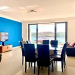 Seafront Harbour Haven - Steps To Ferry, Shops And Beaches 아파트 슬리에마