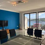 Seafront Harbour Haven - Steps To Ferry, Shops And Beaches 아파트