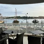 Seafront Harbour Haven - Steps To Ferry, Shops And Beaches 아파트