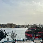 Seafront Harbour Haven - Steps To Ferry, Shops And Beaches