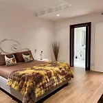 Seafront Harbour Haven - Steps To Ferry, Shops And Beaches 아파트