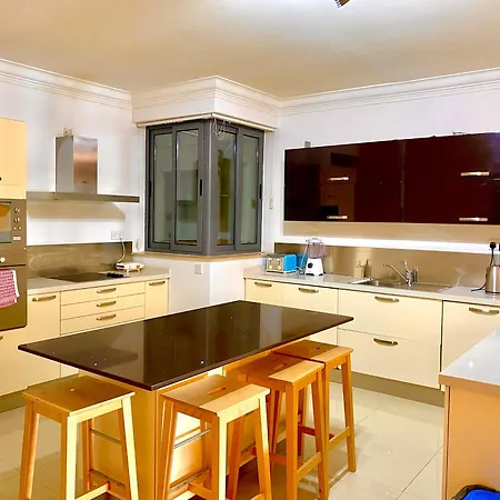 Seafront Harbour Haven - Steps To Ferry, Shops And Beaches *