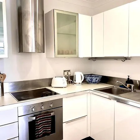 Seafront Harbour Haven - Steps To Ferry, Shops And Beaches Apartment *