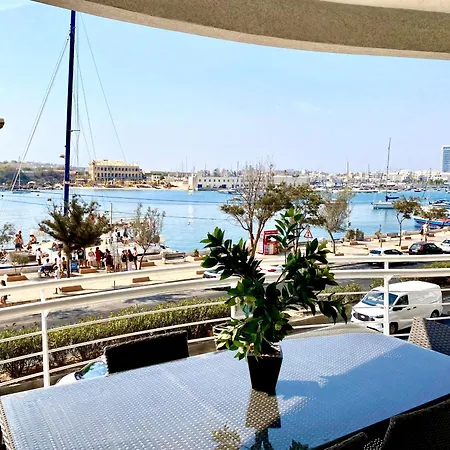 Seafront Harbour Haven - Steps To Ferry, Shops And Beaches * Sliema