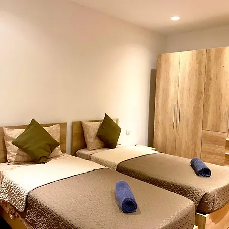 Seafront Harbour Haven - Steps To Ferry, Shops And Beaches Apartment *