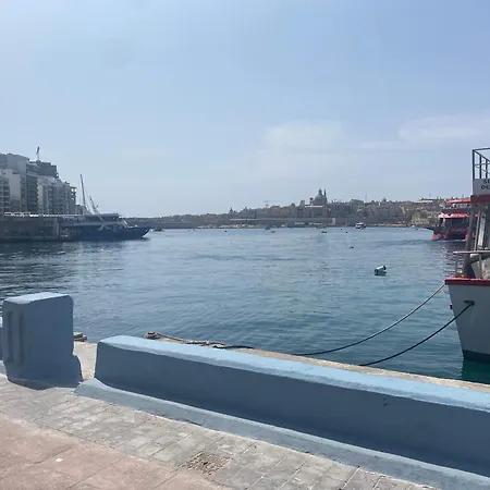 Seafront Harbour Haven - Steps To Ferry, Shops And Beaches Apartamento Sliema