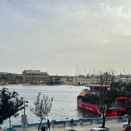 Seafront Harbour Haven - Steps To Ferry, Shops And Beaches