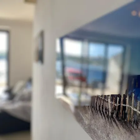 Apartament Seafront Harbour Haven - Steps To Ferry, Shops And Beaches