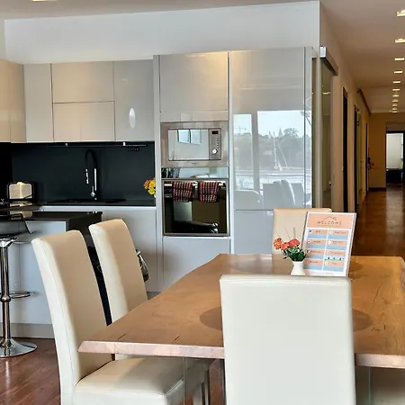 Seafront Harbour Haven - Steps To Ferry, Shops And Beaches Apartmán