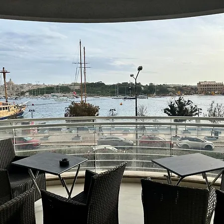 Seafront Harbour Haven - Steps To Ferry, Shops And Beaches Appartement