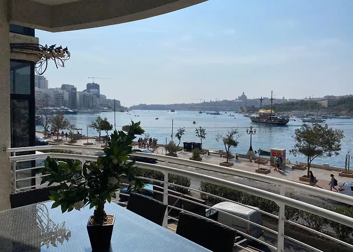 Seafront Harbour Haven - Steps To Ferry, Shops And Beaches *