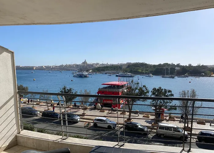 Seafront Harbour Haven - Steps To Ferry, Shops And Beaches