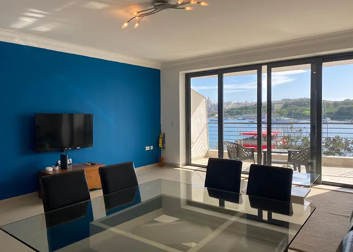 Seafront Harbour Haven - Steps To Ferry, Shops And Beaches 아파트