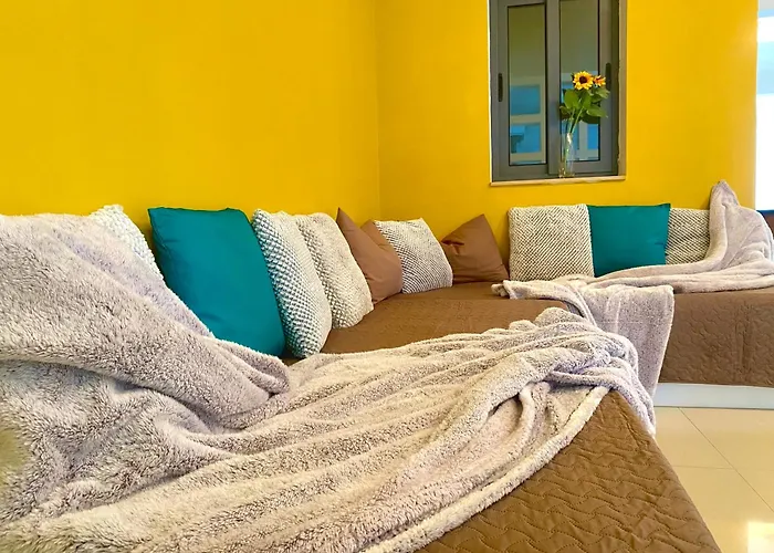 Seafront Harbour Haven - Steps To Ferry, Shops And Beaches *