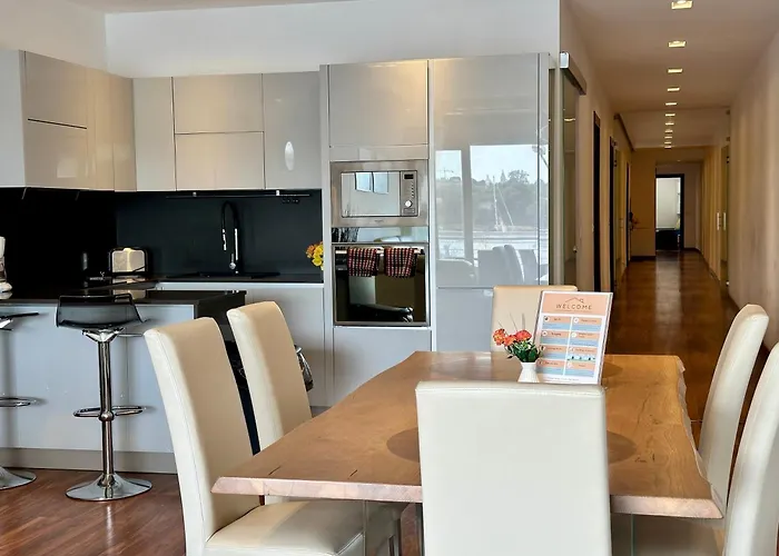 Seafront Harbour Haven - Steps To Ferry, Shops And Beaches 아파트