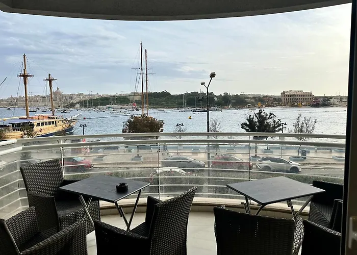 Seafront Harbour Haven - Steps To Ferry, Shops And Beaches 아파트