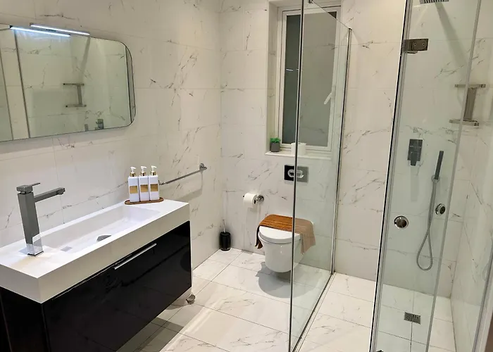 Seafront Harbour Haven - Steps To Ferry, Shops And Beaches 아파트