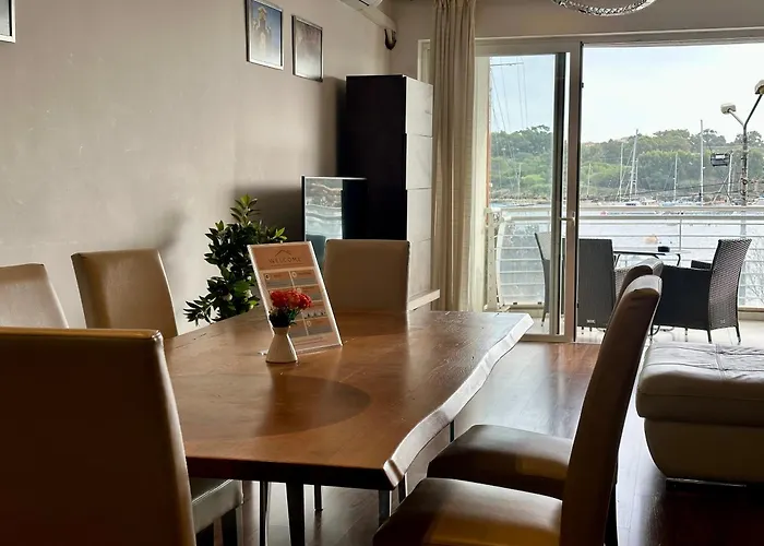 Seafront Harbour Haven - Steps To Ferry, Shops And Beaches 아파트 *